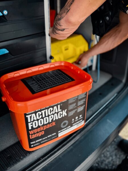 Tactical Foodpack Essen im Kofferraum des Autos gelagert.