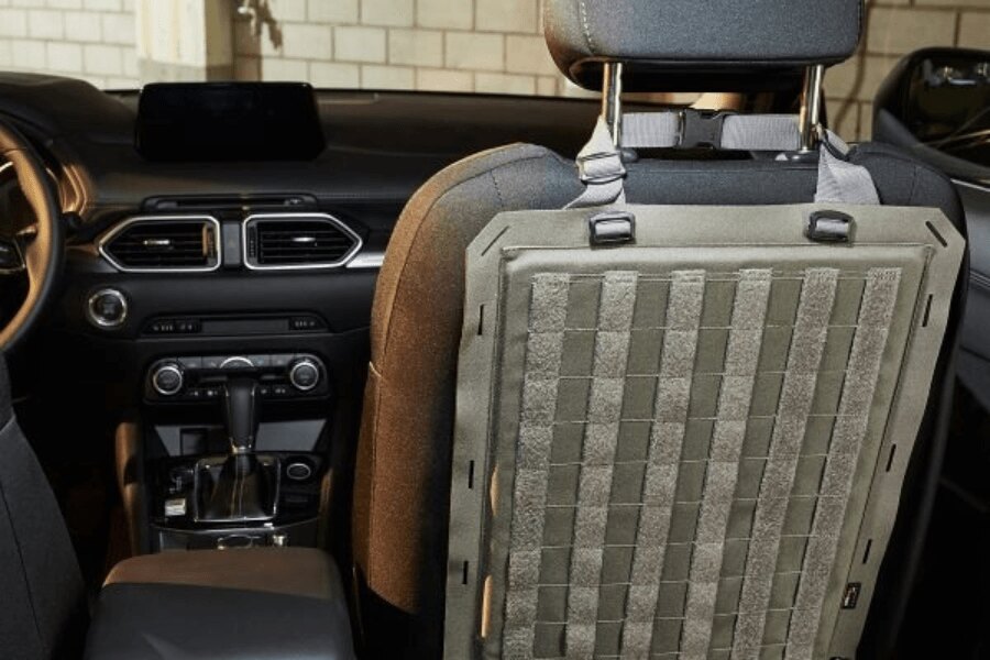 Taktisches MOLLE-Panel TacVec Auto Front Seat Tasmanian Tiger befestigt auf der Rückseite des Autositzes.