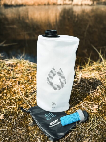 Faltbarer Wassersack HydraPak Seeker mit einem Volumen von 3 l und Filtereinsatz.