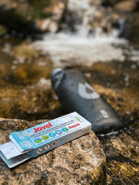 Javel Aqua Tabletten zur chemischen Desinfektion von Trinkwasser aus einem Gebirgsbach.