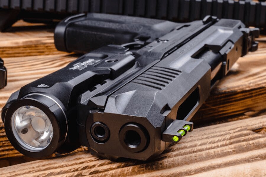 Detail des grünen lichtleitenden Fasers im Korn der Ruger-57-Pistole, die mit einer Lampe ausgestattet ist.