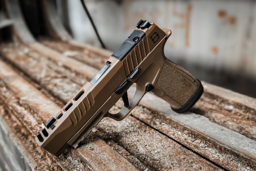 SIG Sauer P365 Pistole mit mechanischem Korn und Visier liegt auf einem Holztisch.