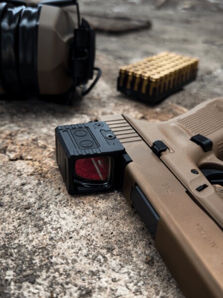Detail des geschlossenen Kolimators Holosun montiert auf der Pistole Glock 19X.