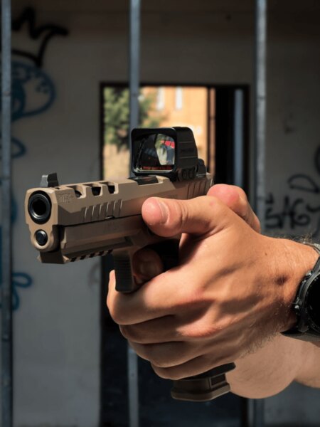 Frontansicht der Pistole SIG Sauer P320 DH3 mit offenem Holosun-Visier.