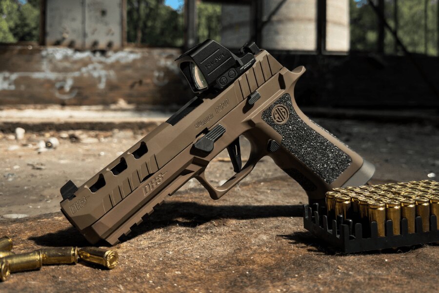 Die SIG Sauer P320 DH3 Pistole mit Holosun-Visier neben der Munition.