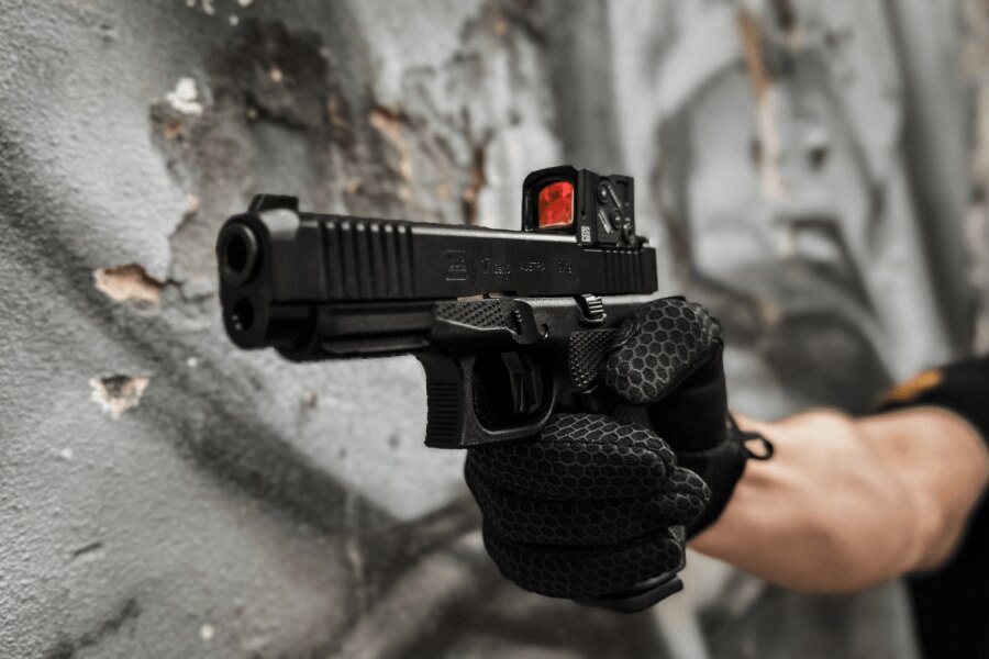 Zielen mit einer Glock 17, ausgestattet mit einem Kollimator.
