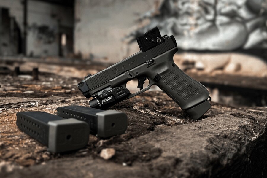 Glock 45 Pistole mit Rotpunktvisier, Taschenlampe und zwei Magazinen.