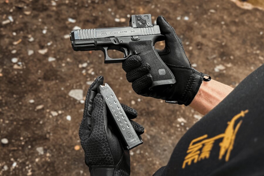 Übung zum Nachladen der Glock 45 Pistole mit Rotpunktvisier und Ersatzmagazin.