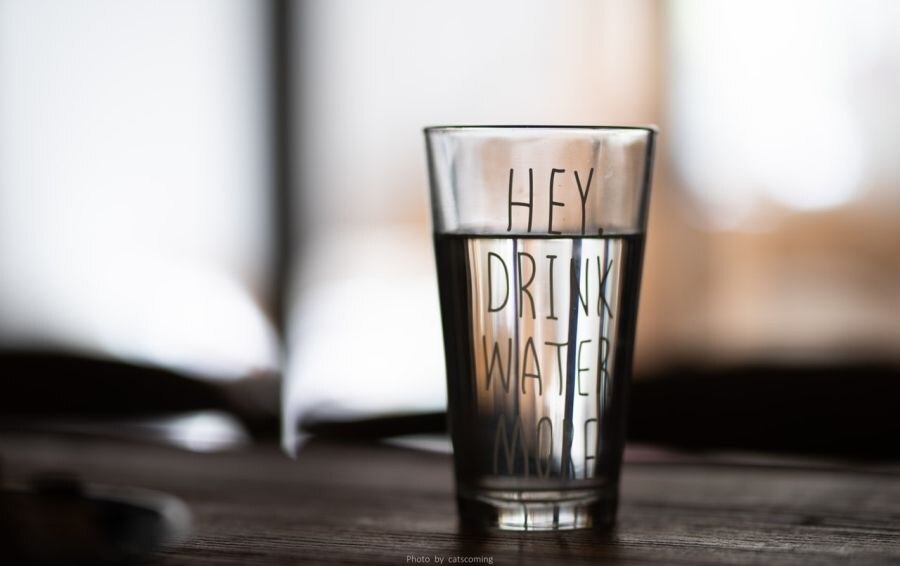 Ein Glas mit Trinkwasser