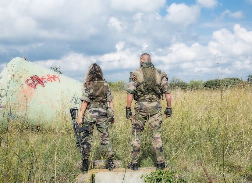 Soldaten, Mann und Frau, auf der Wiese