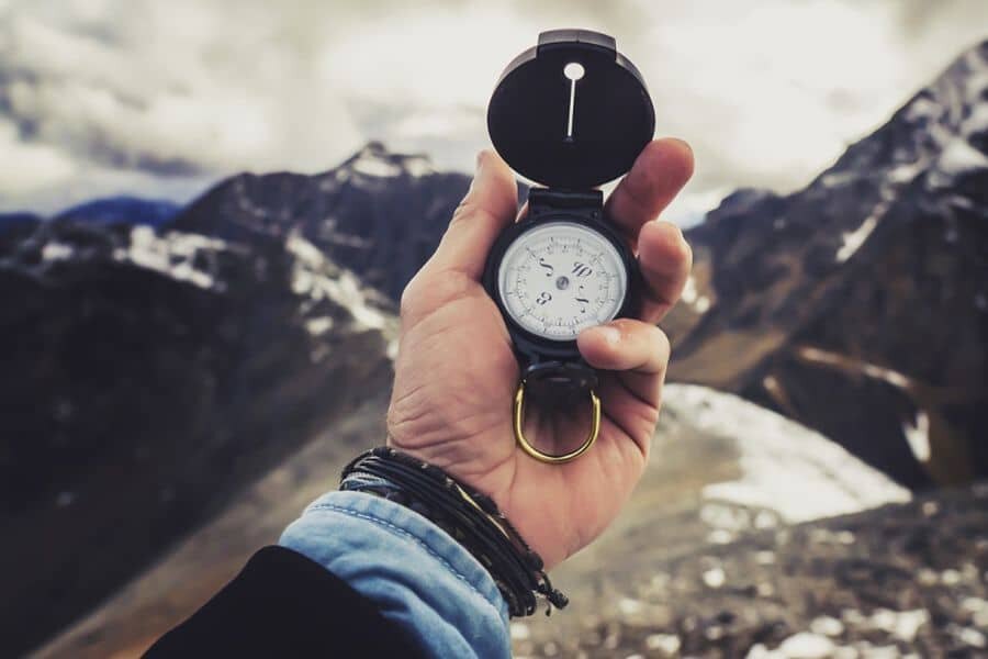 Kompass notwendige Ausrüstung für unmarkiertes Wandern