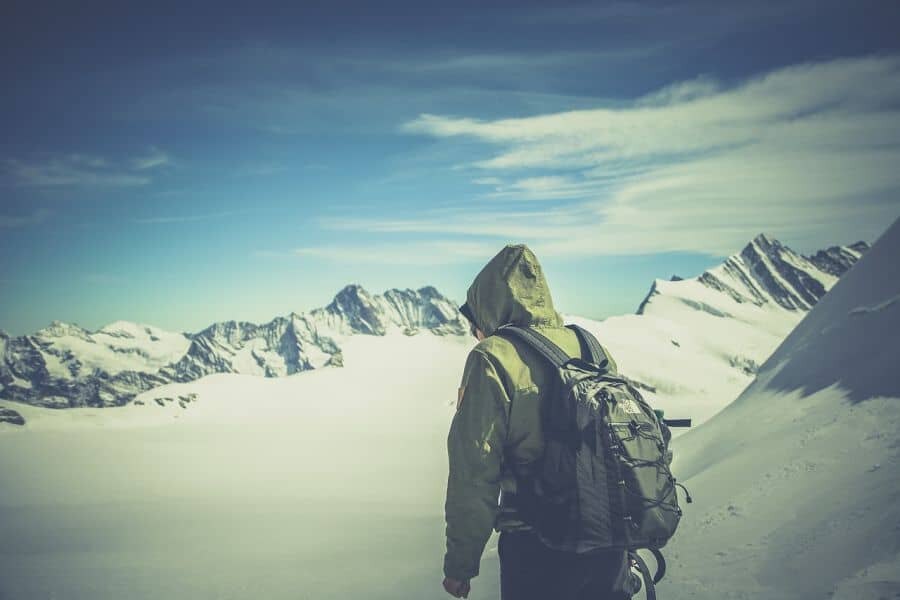 Die Sicht eines Touristen auf die Schönheit der verschneiten Berge