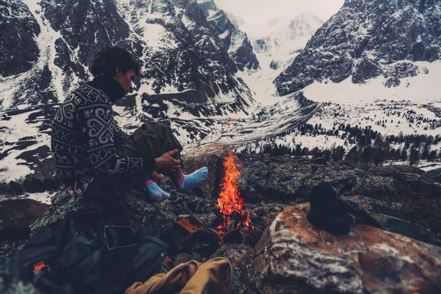 Campen bei den verschneiten Bergen
