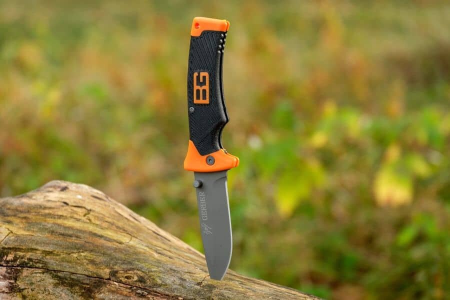 Markenmesser im Holz stecken.
