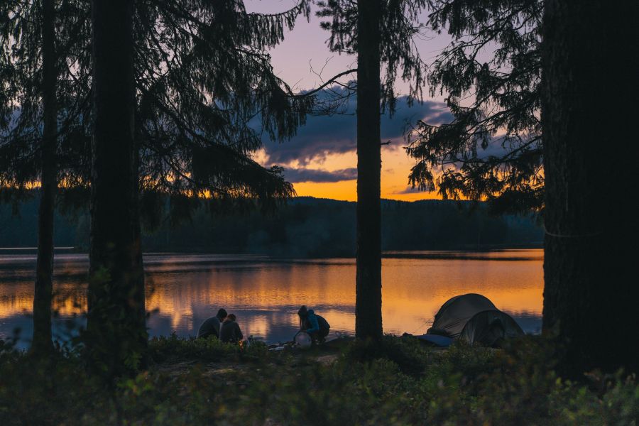 Camping am See mit einer Gruppe von Leuten