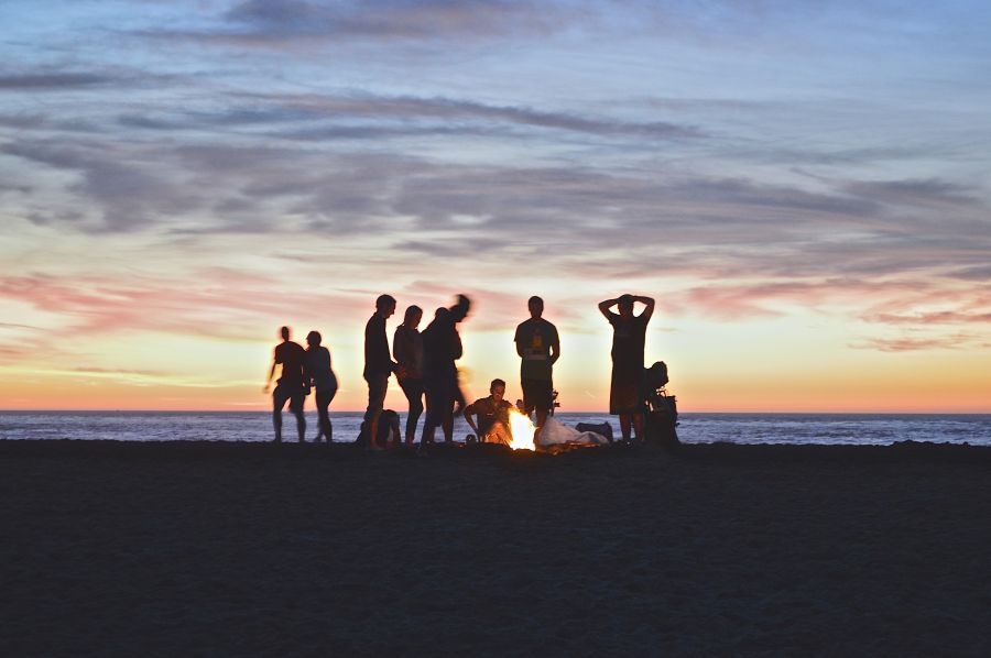 Camping Gruppe von Menschen am Feuer