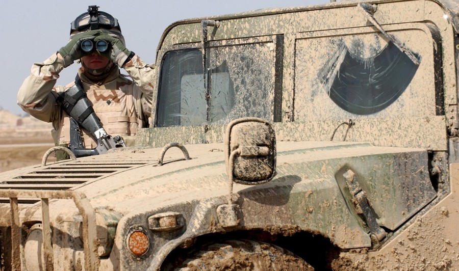 Soldat mit Teleskop