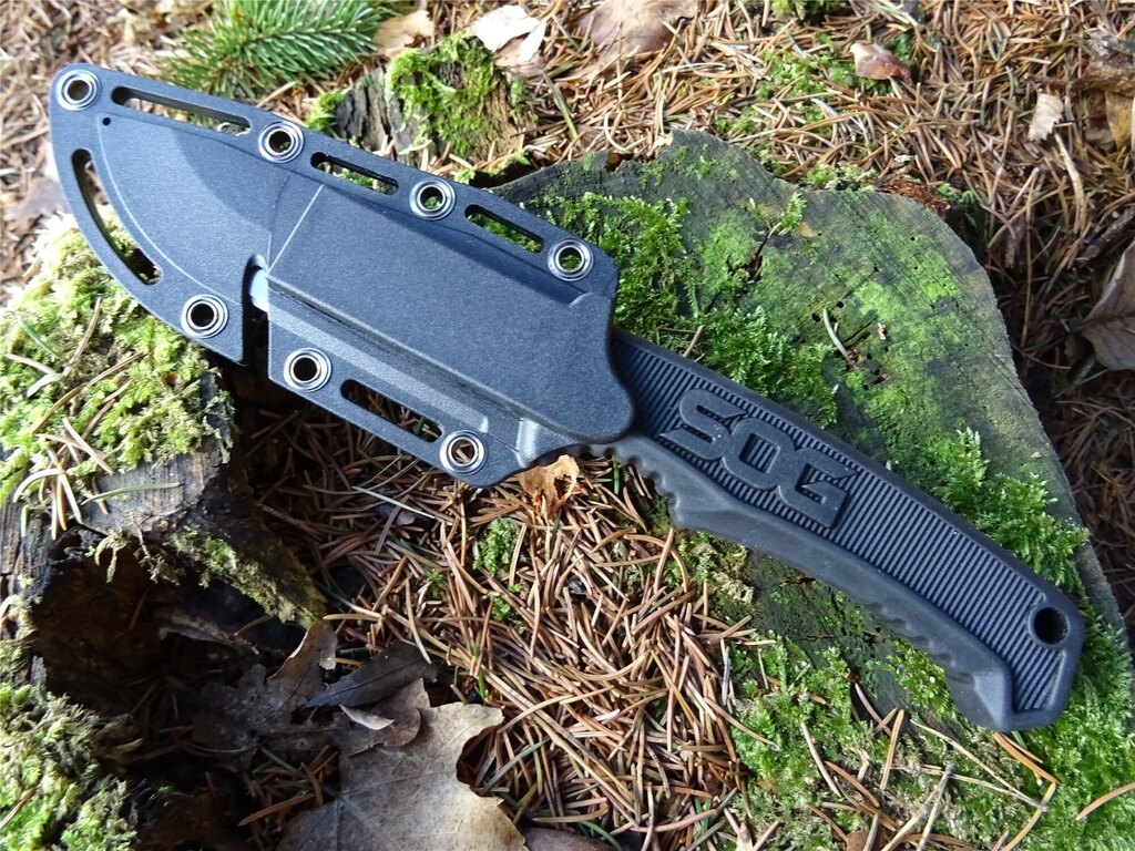 SOG® Field Messer mit fester Klinge - satiniert, schwarzer Griff